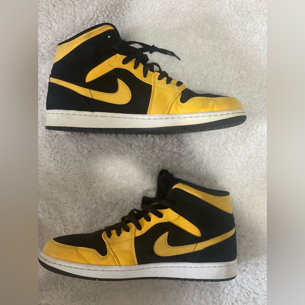 Jordan 1 Mid Reverse New Love